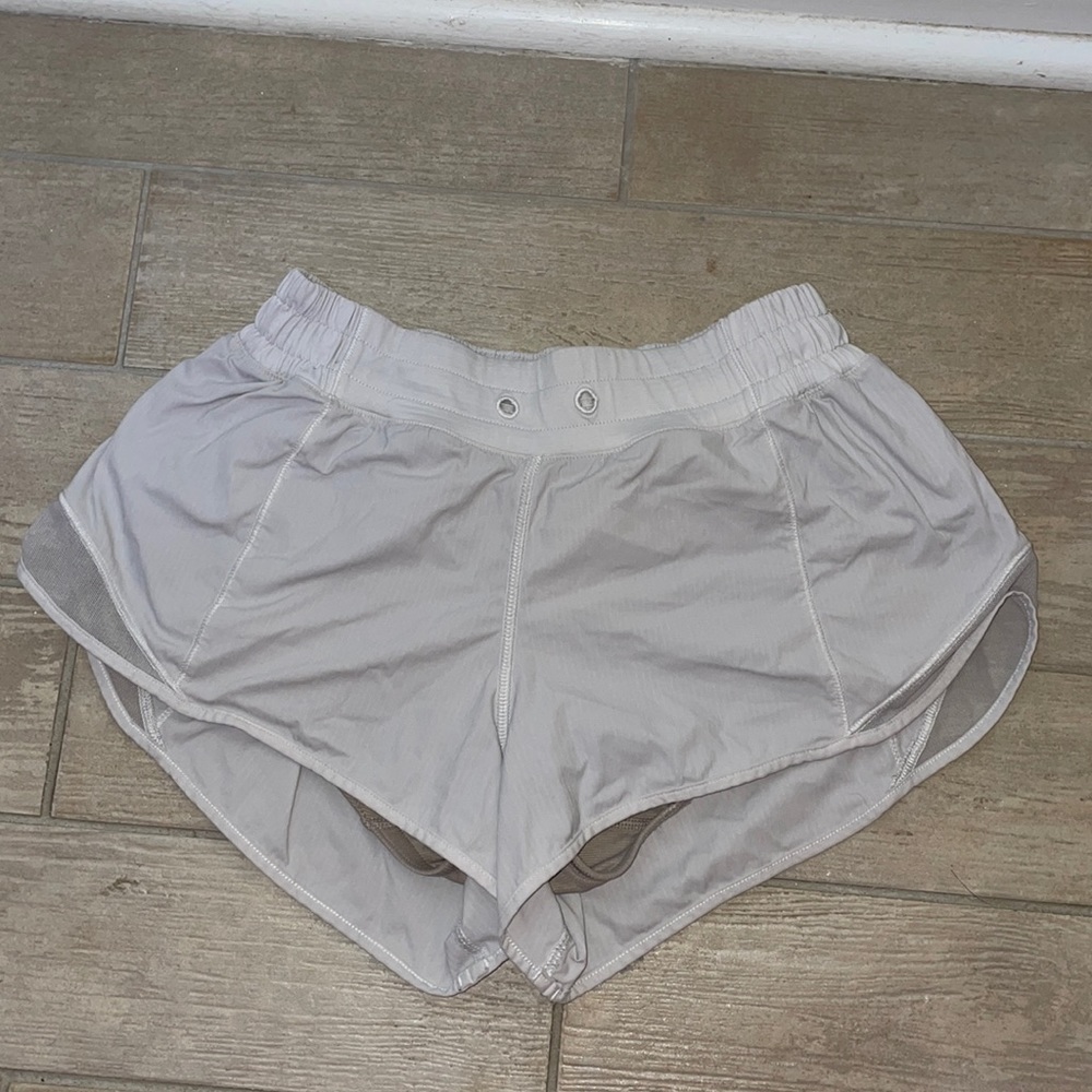 Lululemon Hotty Hot low rise 2.5 inseam, draw string removed